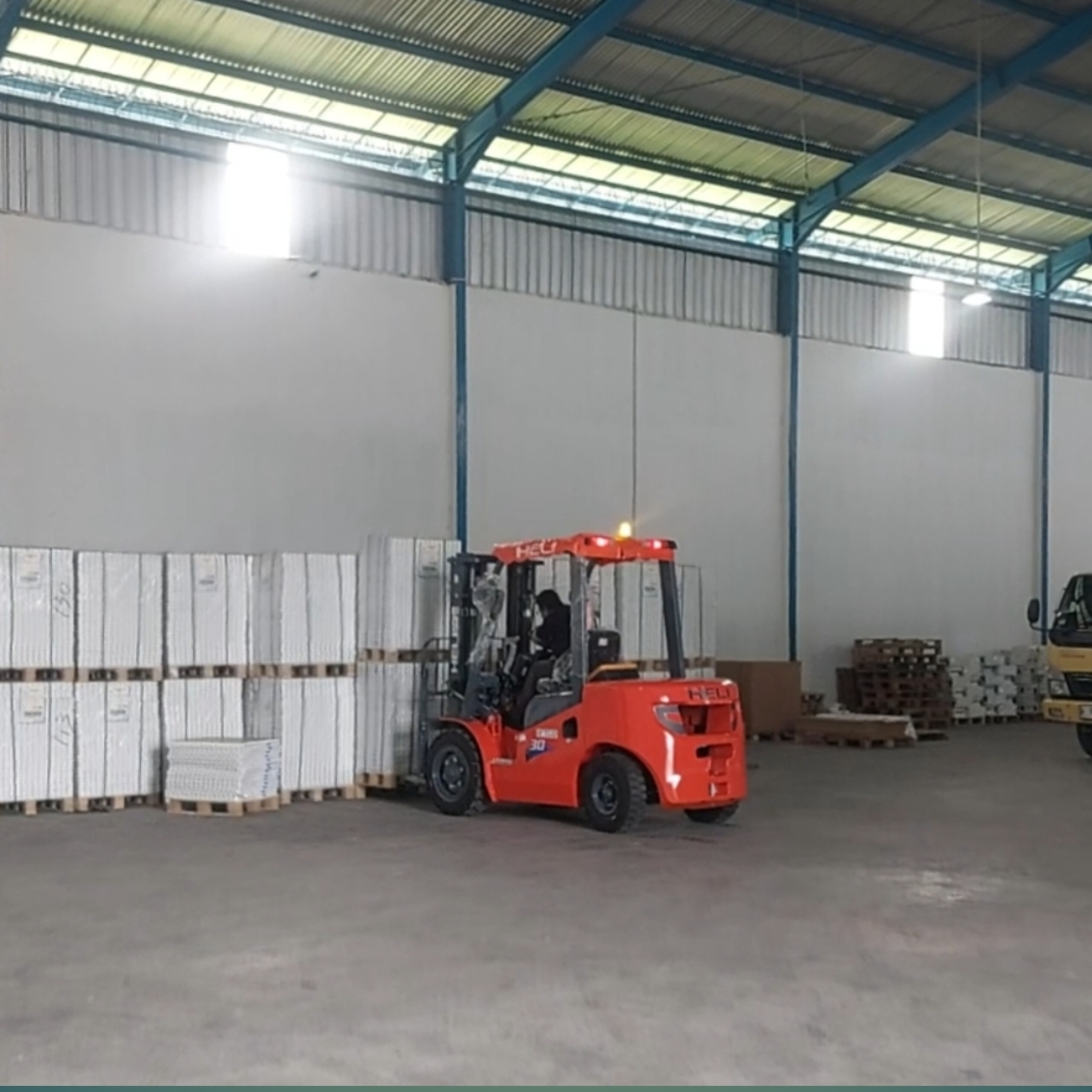 distributor forklift heli indonesia
